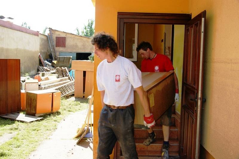 Jedenáct dobrovolníků a dva zaměstnanci Charity Zábřeh se během týdne vystřidalo na Litoměřicku, kde pomáhali lidem postiženým povodní.