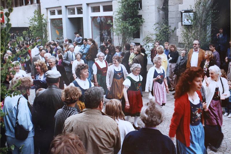 Tradiční javornické kroje dnes nosí rodáci z tohoto kraje, kteří žijí v Německu