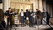 Akce Česko zpívá koledy u divadla v Šumperku 7. prosince 2022.