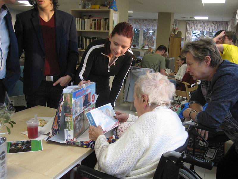 Splněním vánočních přání udělala Ježíškova vnoučata  v neděli 15. prosince radost klinetům Alzheimercentra v Zábřeze.