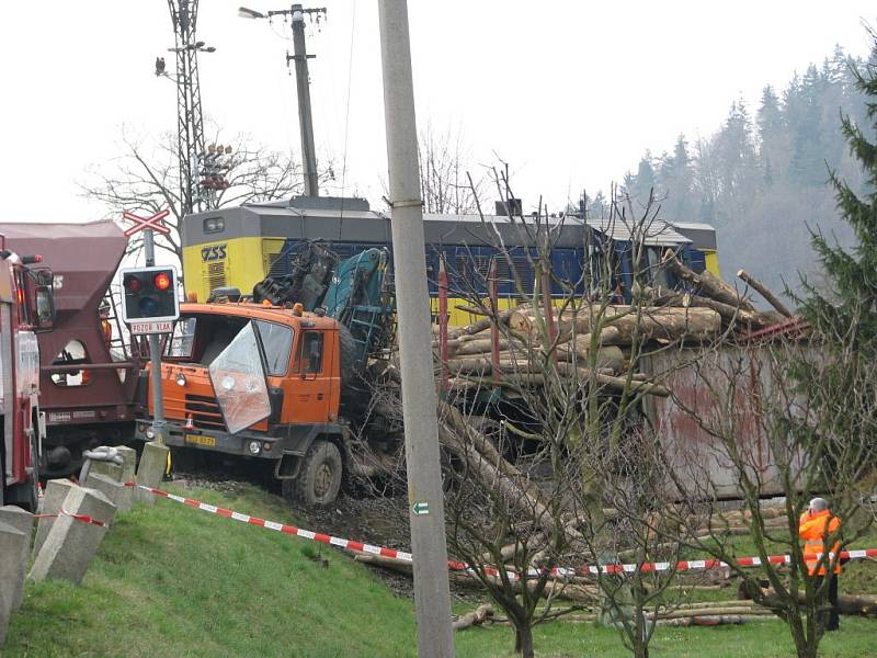 Nehoda nákladního vozu s vlakem v Bohdíkově.