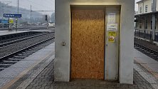 Nefunkční výtah na zábřežském nádraží.