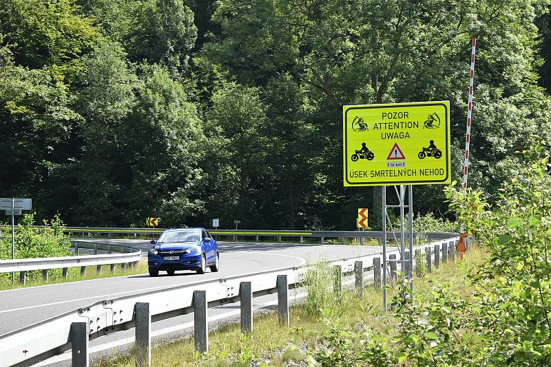 Cedule se smrtkou v Koutech nad Desnou varující motorkáře před riskantní jízdou.