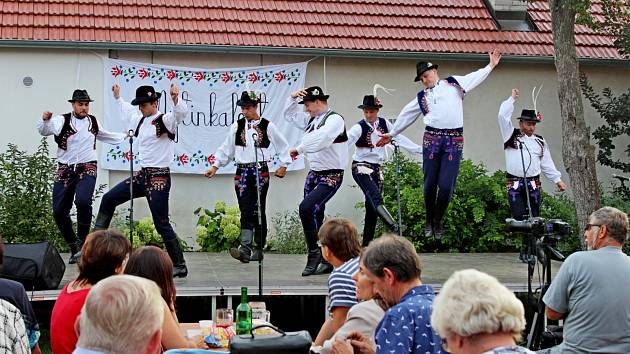 Písně, tance a muzika uchvátily v sobotním podvečeru a večeru návštěvníky babického Mýtinkafestu.