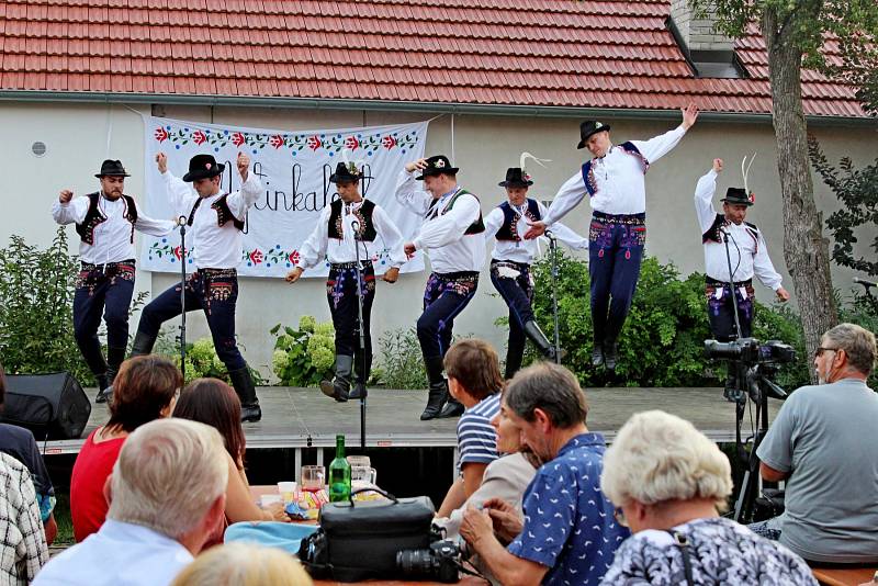 Písně, tance a muzika uchvátily v sobotním podvečeru a večeru návštěvníky babického Mýtinkafestu.