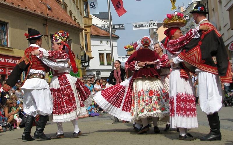 Mezinárodní folklorní festival v Šumperku vyvrcholil v sobotu 20. srpna dopoledne přehlídkou Roztančená ulice.