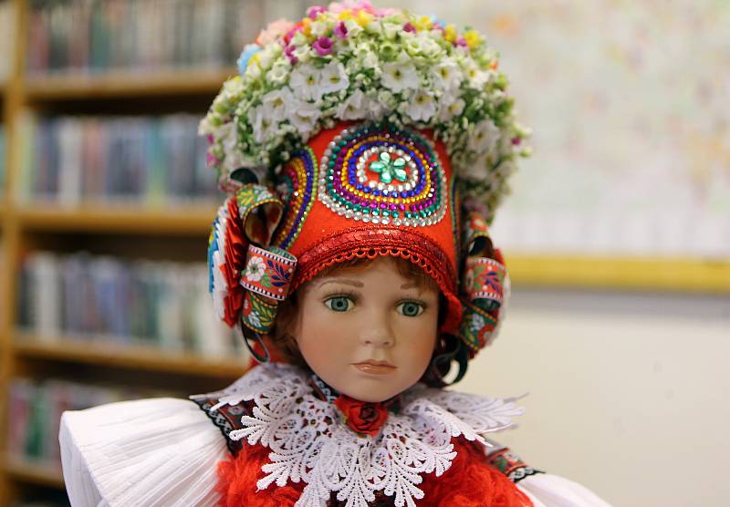 Krojované panenky Ivety Neoralové v Úsovské knihovně.