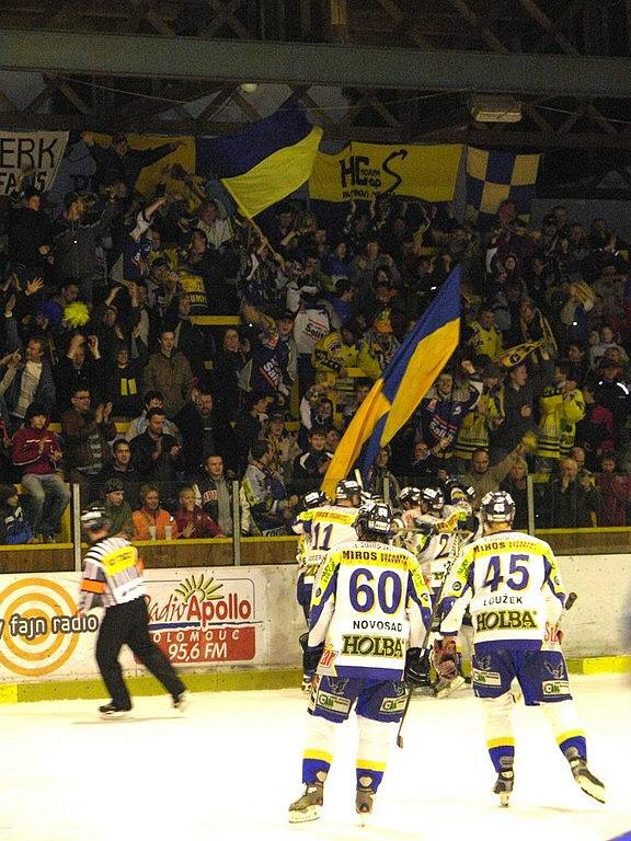 Draci slaví na ledě Šternberku se svými fanoušky postup do semifinále v roce 2007