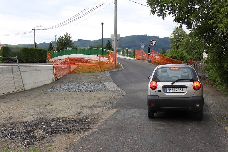 Stavba protipovodňových opatření na řece Desné - lokalita u mostu U Zmrzlináře.