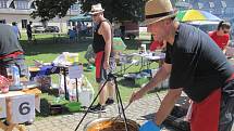 Hudebníci si v Šumperku rozdali souboj s veřejností. U Roztančených kotlíků si v rámci probíhajícího Mezinárodního folklorního festivalu poměřili síly ve vaření guláše.