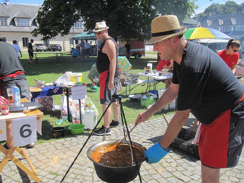 Hudebníci si v Šumperku rozdali souboj s veřejností. U Roztančených kotlíků si v rámci probíhajícího Mezinárodního folklorního festivalu poměřili síly ve vaření guláše.