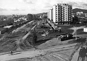 POHLED NA STAVENIŠTĚ. Výstavba průtahu Šumperkem, pohled na dnešní ulici Jesenickou od křižovatky s ulicí Hybešovou ve směru do města.