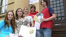 Studentskému týmu s projektem pomáhala jejich učitelka Ludmila Divišová (uprostřed). 