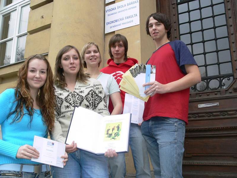 Studentskému týmu s projektem pomáhala jejich učitelka Ludmila Divišová (uprostřed). 