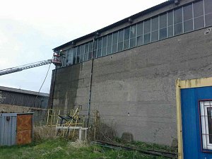 Požár průmyslové haly plné slámy a pelet v Javorníku