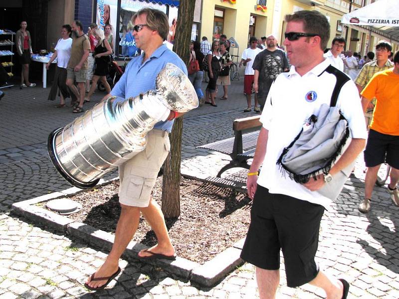 Šumperský hokejista Jakub Kindl přivezl ukázat do rodného města slavnou trofej pro vítěze NHL.