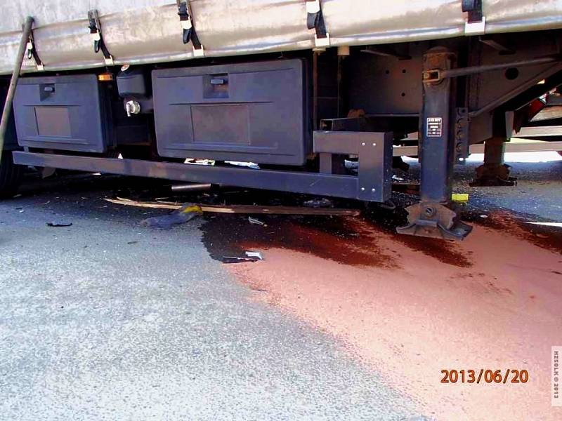 Vážná nehoda zablokovala hlavní tah 1/44 u obce Libivá. Srazila se tam dvě nákladní vozidla, jeden z řidičů je těžce zraněný.
