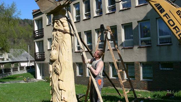 Třímetrový dřevěný král hlídá od 28. dubna zahradu před školkou v Loučné nad Desnou.