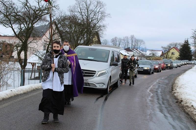 Romský pohřeb v kostele Nanebevzetí panny Marie v Rapotíně