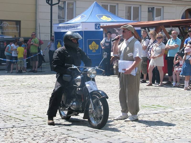 Majitelé nablýskaných veteránů ze Šumperska ale i vzdálenějších koutů republiky se sjeli v sobotu 15. června na náměstí u radnice v Šumperku. Konal se zde Den zábavy a veteránů. K vidění byly opravdové skvosty mezi automobily i motocykly.