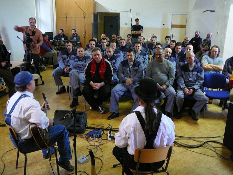 Hráč na harmoniku Matěj Ptaszek a kytarista Luboš Beňa na Mírově předvedli energií nabitý koncert.