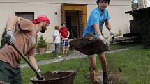 Dobrovolníci pomáhají ve Vápenné