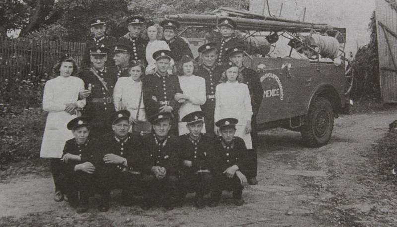 MUŽI I ŽENY. První členská základna temenického hasičského sboru po roce 1948.