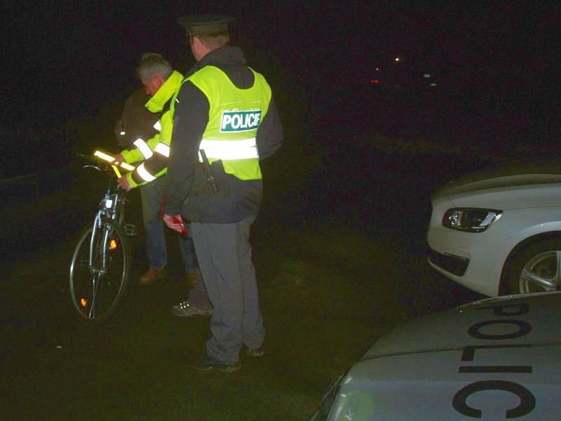 Chodce a cyklisty kontrolovali 1. března brzy ráno policisté na silnici mezi Postřelmovem a Sudkovem. 