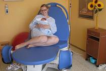 Příjemnější porod zažívají díky dvěma novým polohovacím porodním křeslům ženy v Šumperské nemocnici