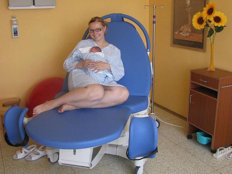 Příjemnější porod zažívají díky dvěma novým polohovacím porodním křeslům ženy v Šumperské nemocnici