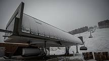 V horském areálu Kraličák na úpatí Kralického Sněžníku se uskutečnily drážní zkoušky nejmodernější šestisedačkové lanovky v Česku od firmy Doppelmayr-Garaventa, modelu D-Line, 11. prosince 2020.