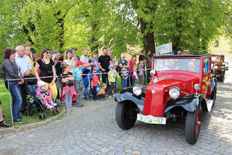 Sraz historických vozidel v sobotu 13. května v Zábřehu.