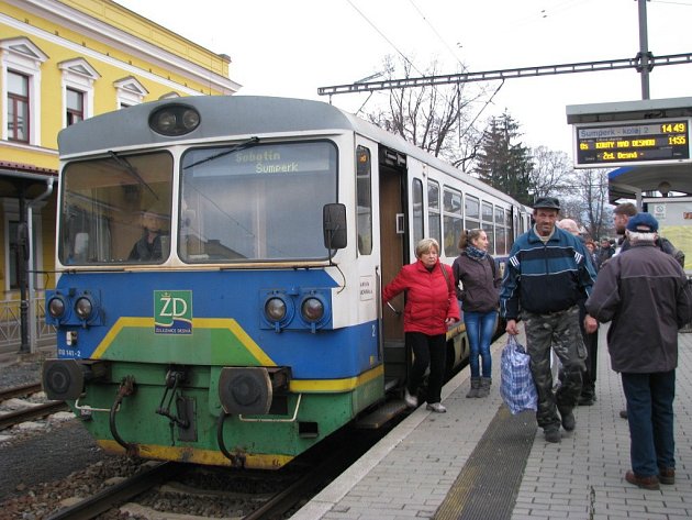 Na tratích soukromé Železnice Desná zatím cestující přepravují motorové vozy. Od podzimu příštího roku má být trať do Koutů nad Desnou elektrifikovaná.