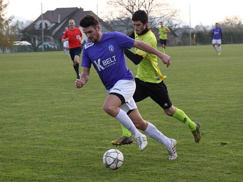 Rapotín (ve žlutém) zdolal v derby Velké Losiny.