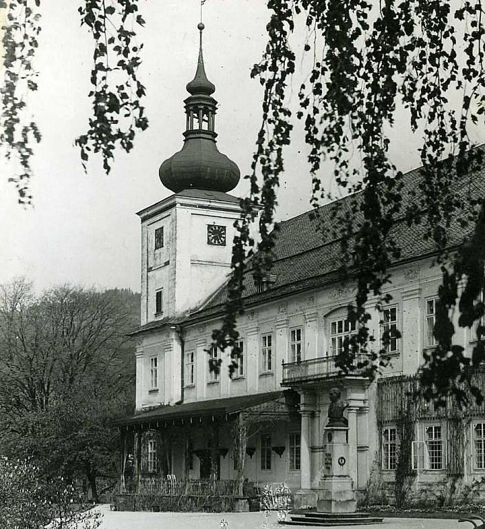 Fotografie zámku v Loučné ze 30. let 20. století