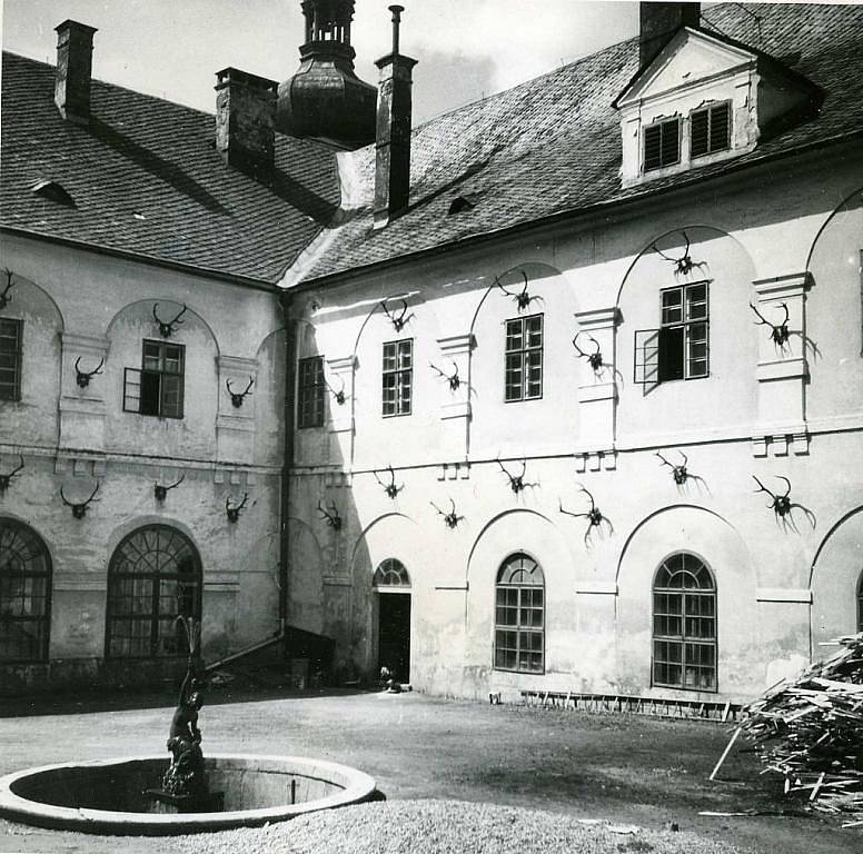 Fotografie zámku v Loučné ze 30. let 20. století