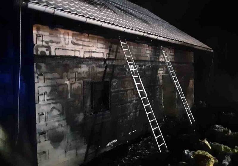 Pět hasičských jednotek likvidovalo v noci na neděli 29. ledna požár rodinného domu ve Vyšehorkách, části Líšnice na Mohelnicku.