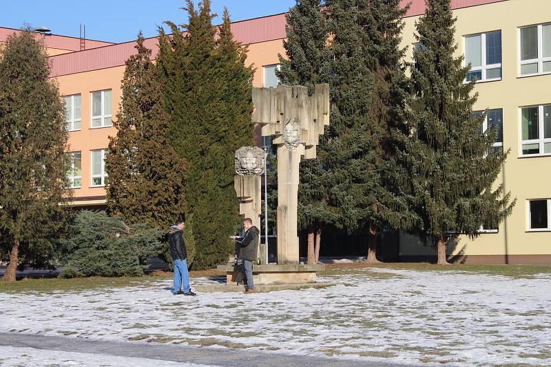 Umělecké dílo před základní školou Šumavská z doby vzniku sídliště.