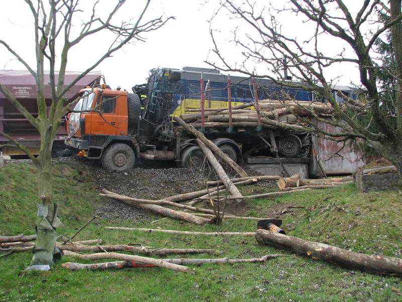 Nehoda nákladního vozu s vlakem v Bohdíkově.