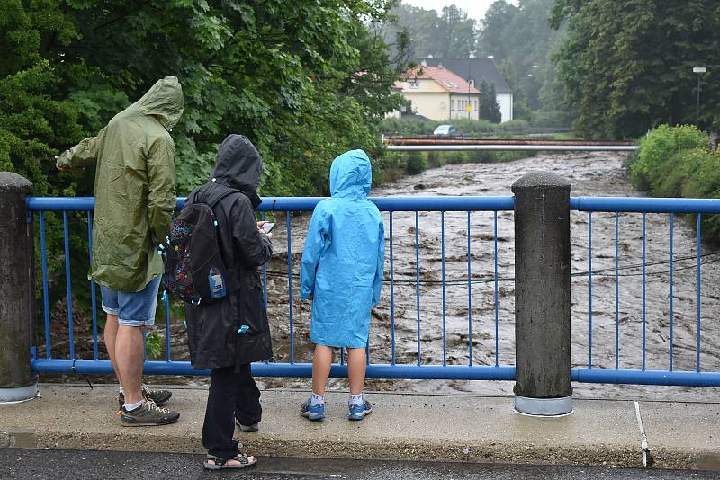 Rozvodněná řeka Bělá v neděli 18. července v Jeseníku.