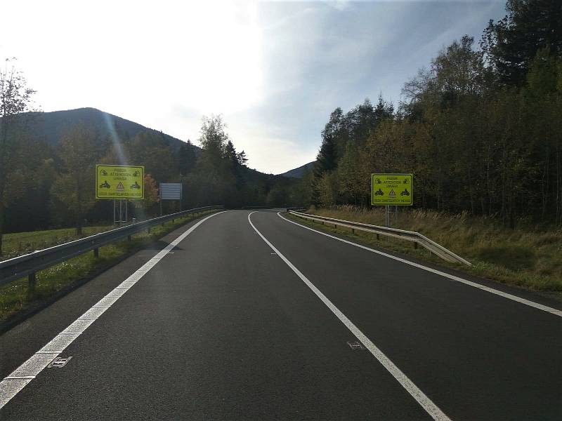 Nové dopravní značky na jižní straně Červenohorského sedla.