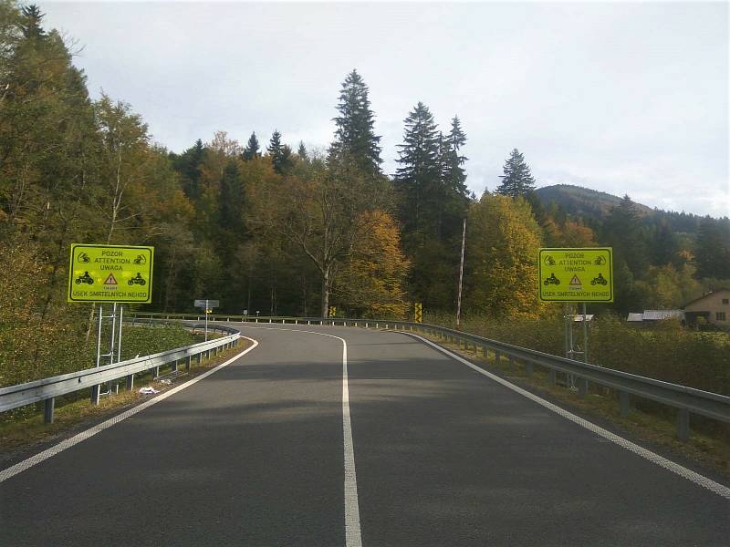 Nové dopravní značky na jižní straně Červenohorského sedla.