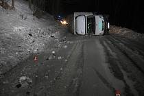 Nákladní auto převrátil na bok u Horních Studének ve středu 1. února kolem třiadvacáté hodiny jeho řidič