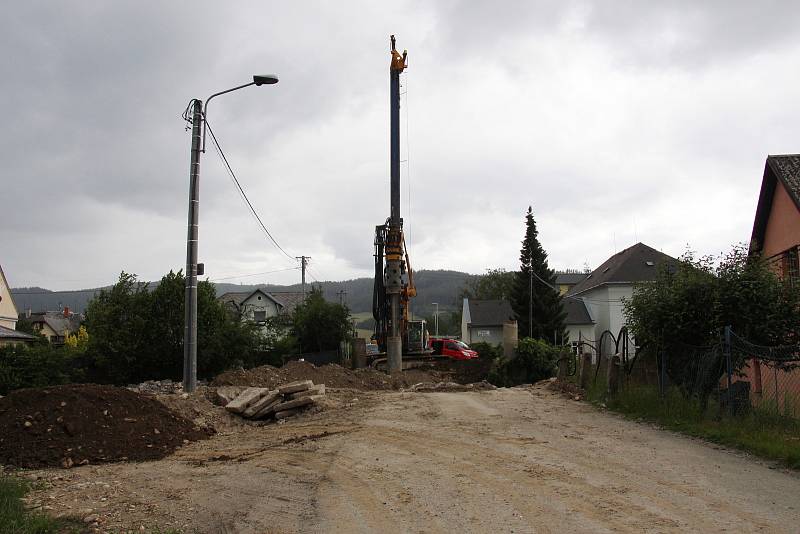 Stavba protipovodňových opatření na řece Desné - stavba nového mostu u rapotínského kostela.