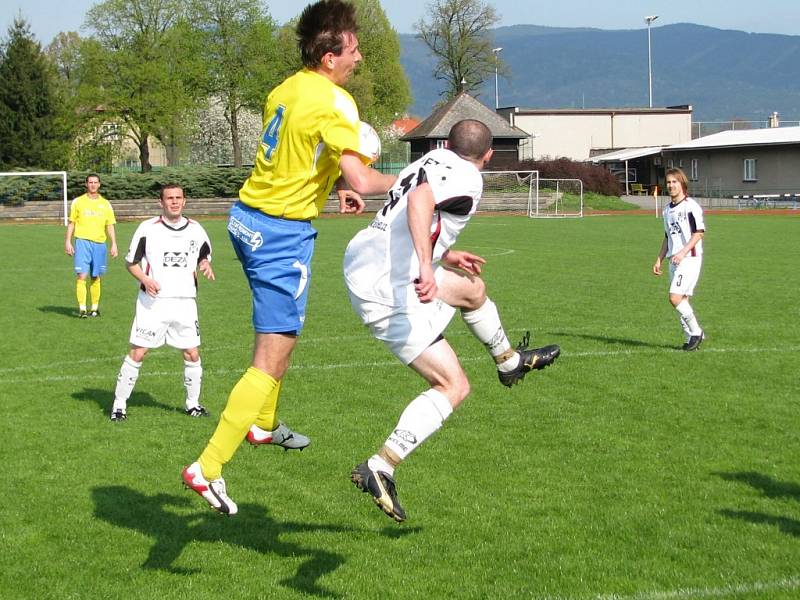 Šumperští fotbalisté (žluté dresy) deklasovali Valašské Meziříčí