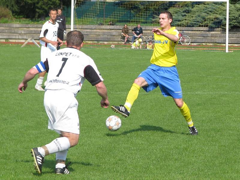 Šumperští fotbalisté (žluté dresy) deklasovali Valašské Meziříčí