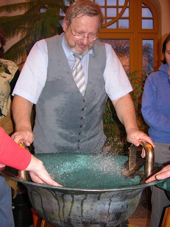 Tomáš Pfeiffer představil v šumperském divadle vodnářský zvon.