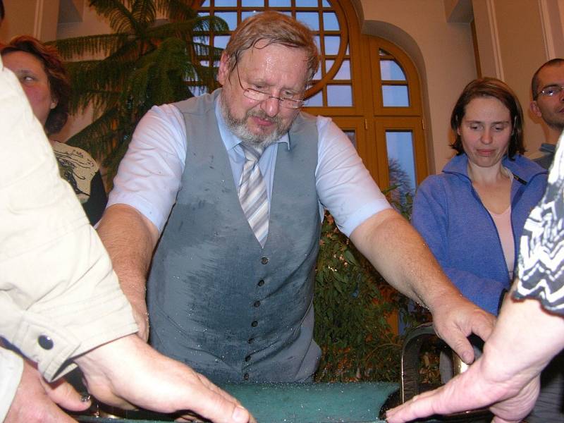 Tomáš Pfeiffer představil v šumperském divadle vodnářský zvon.