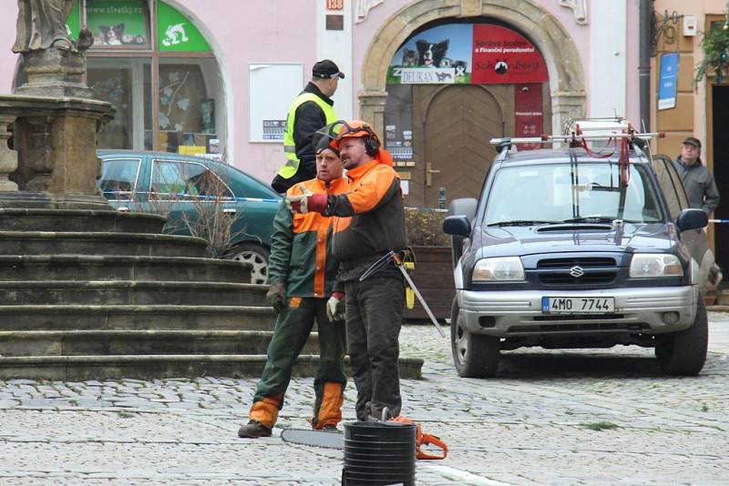 Transport vánočního stromu na náměstí Míru v Šumperku.