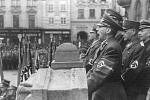 PROJEV. Slavnostní projev ze schodiště radnice na náměstí Míru, jméno řečníka se zjistit nepodařilo, podle všeho se ale jednalo o vysoce postaveného nacistu.